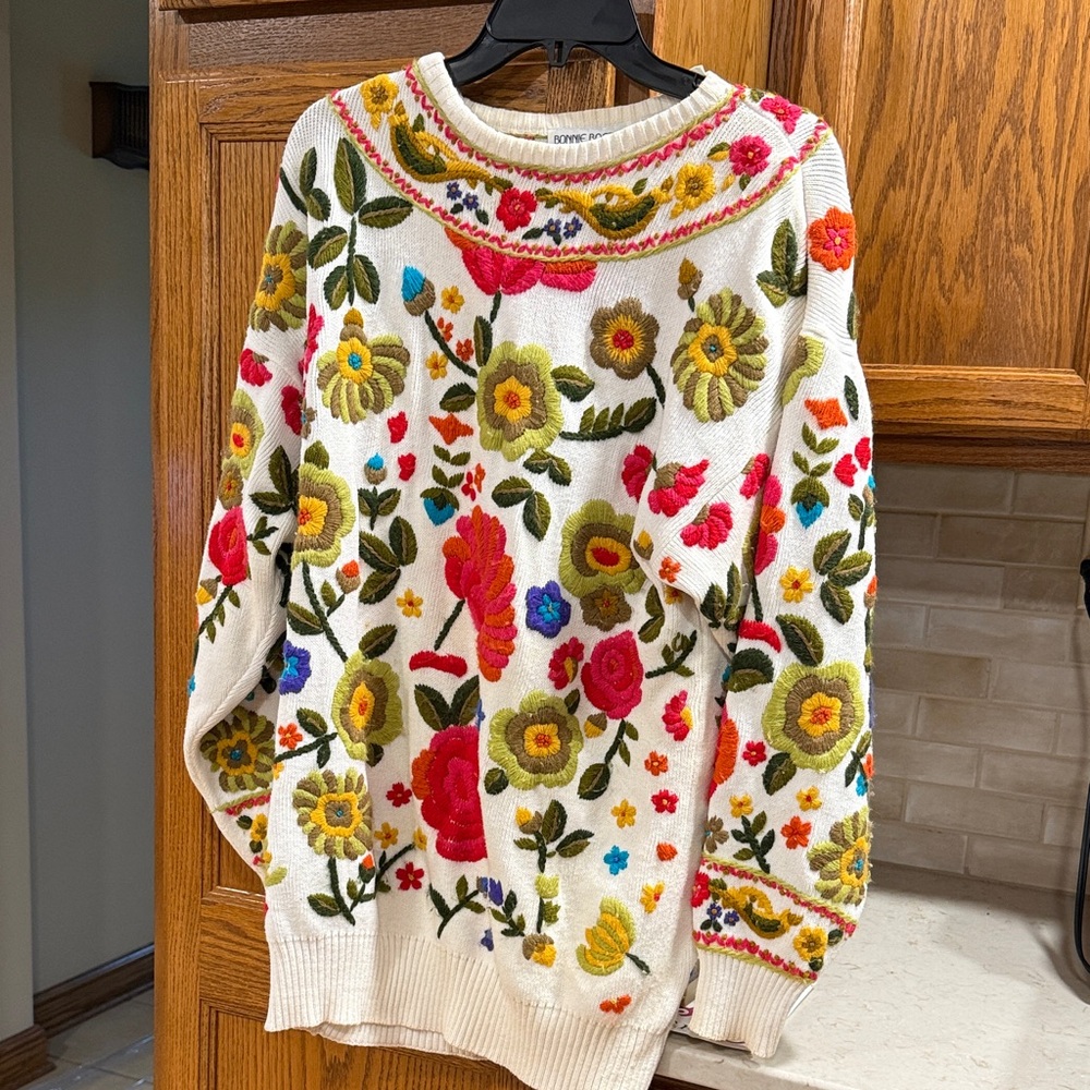 Vintage Bonnie Boerer Women's White Floral Embroidered Crewneck Sweater
